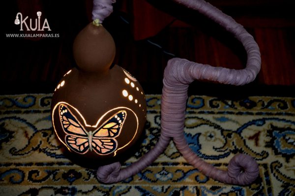 lampara de mesilla con una mariposa pinpilinpauxa