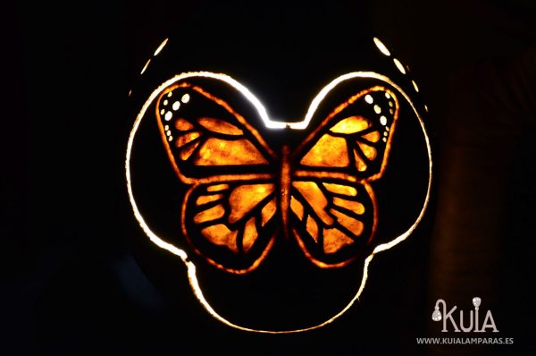 mariposa con luz tallada a mano pinpilinpauxa