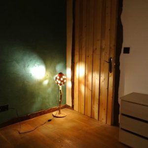 Lámpara de pie rustica con tronco de madera