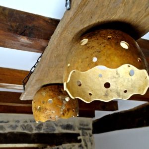 Lampara rustica de techo con una madera con dos tulipas elaboradas con calabaza