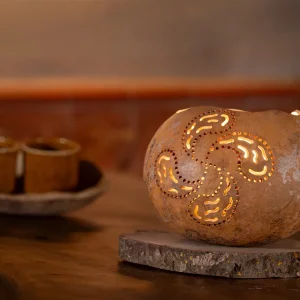 Lámpara de mesa base de madera Lauburu