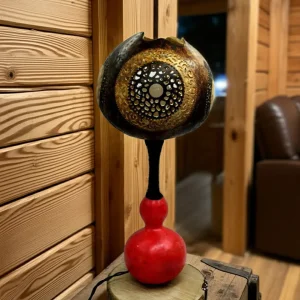 Lámpara decorativa con dibujos tribales