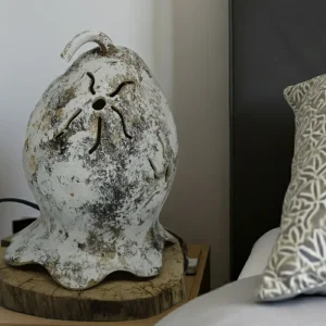 Lámpara decorativa blanca y con madera