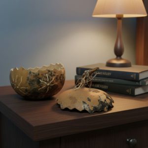 Cuenco de calabaza con soles tallados