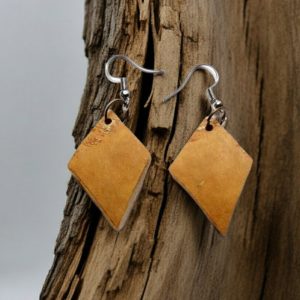 Pendientes hechos con calabaza con forma de rombo